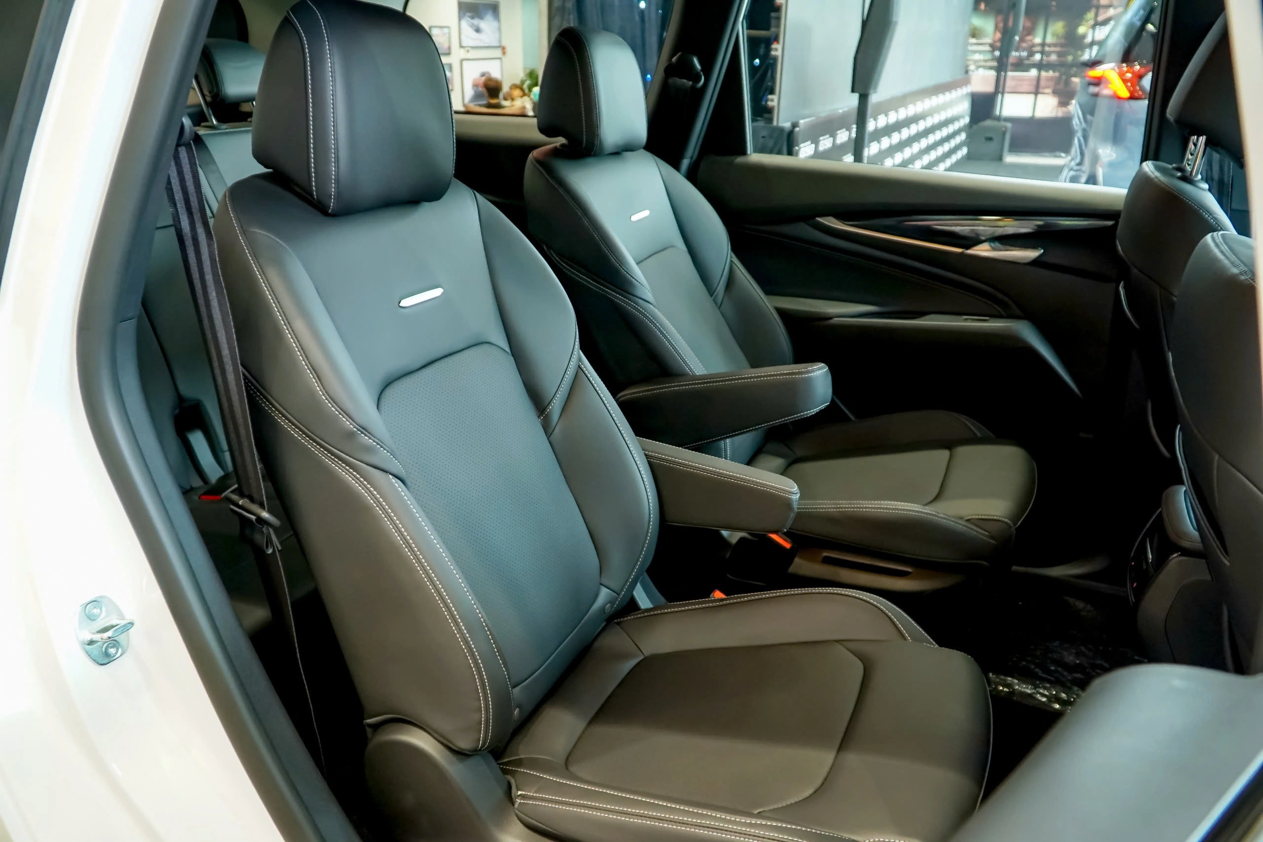 Điểm mạnh của G50 l&agrave; độ rộng r&atilde;i ở kh&ocirc;ng gian nội thất. Cấu h&igrave;nh 8 chỗ (3+3+2) 