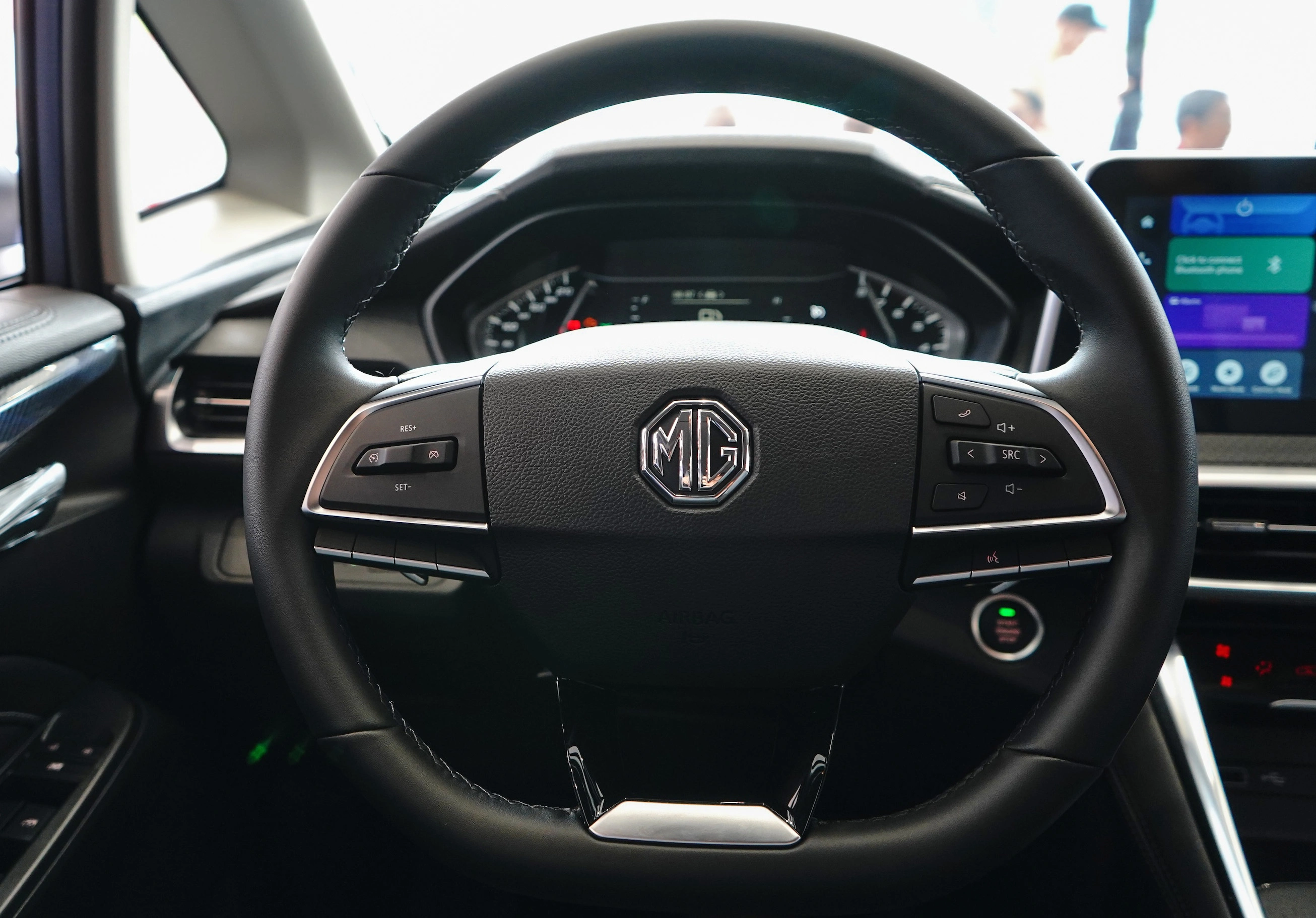 V&ocirc;-lăng ba chấu bọc da c&oacute; tr&ecirc;n hai bản cao. Mẫu xe của MG trang bị điều h&ograve;a tự động tr&ecirc;n bản cao nhất v&agrave; chỉnh bằng thao t&aacute;c cảm ứng.