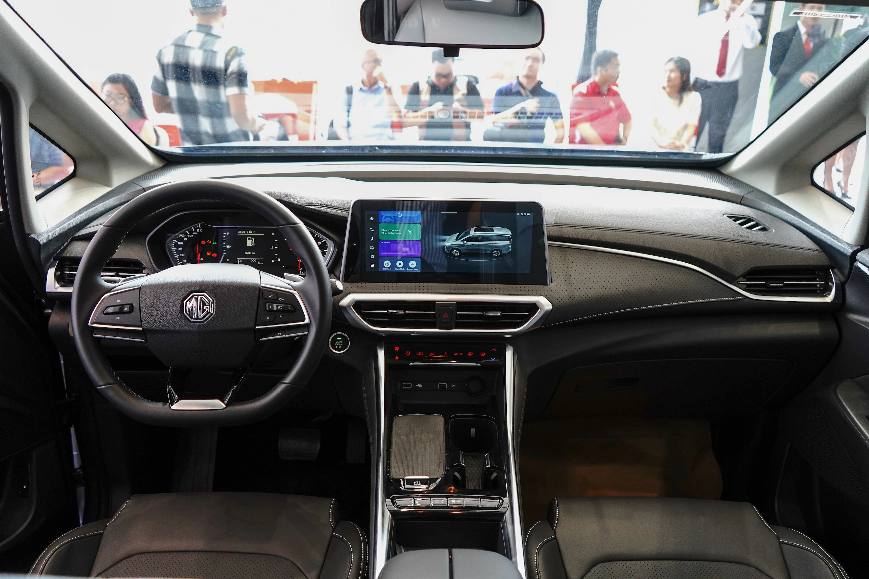 Khoang l&aacute;i của G50 ở hai bản số tự động nh&igrave;n chung kh&aacute; hiện đại. To&agrave;n bộ ghế tr&ecirc;n bản LUX đều bọc da k&egrave;m lỗ th&ocirc;ng hơi, trang bị hữu dụng ở thị trường nhiệt đới như ở Việt Nam.