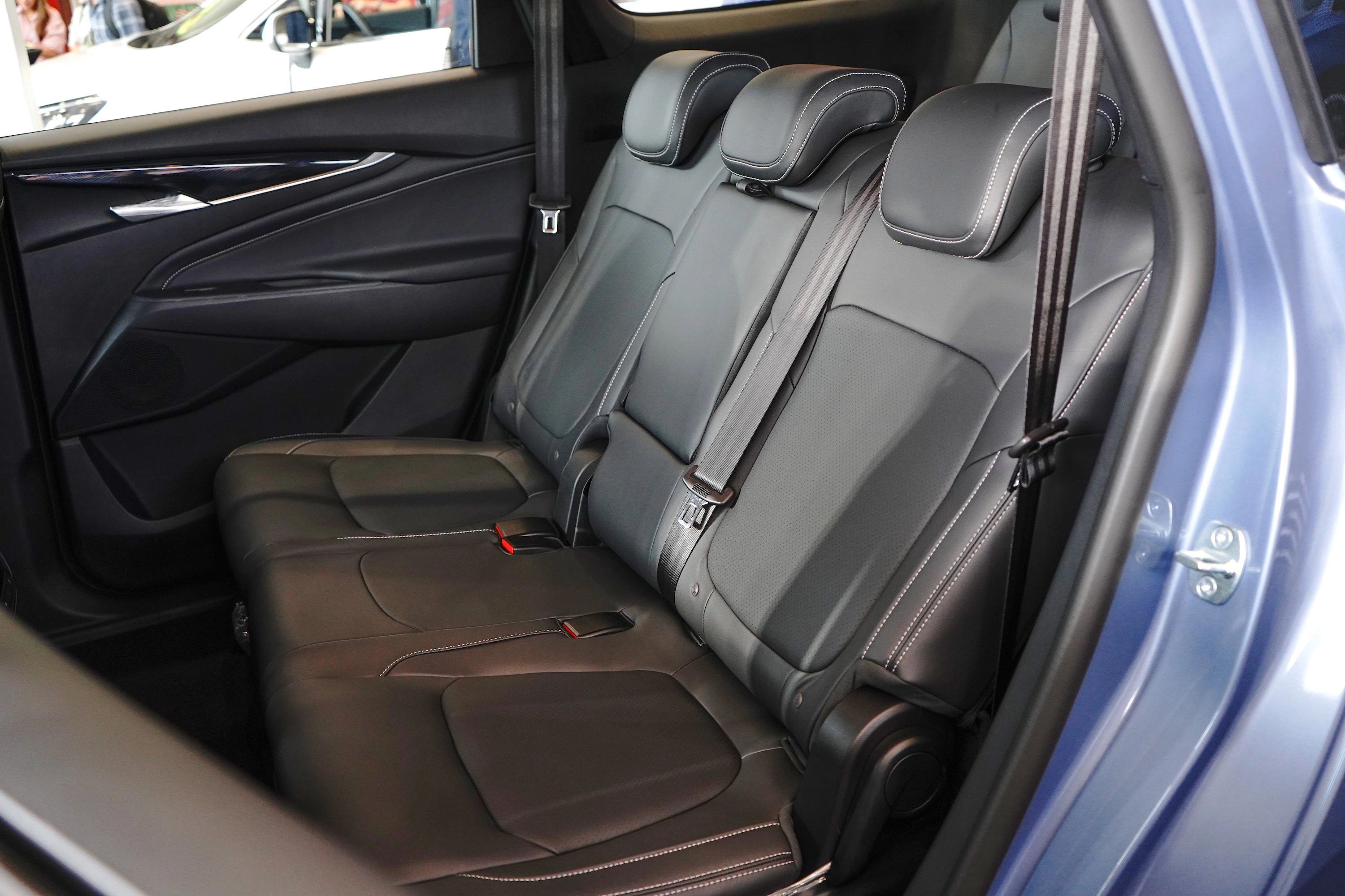 Điểm mạnh của G50 l&agrave; độ rộng r&atilde;i ở kh&ocirc;ng gian nội thất. Cấu h&igrave;nh 8 chỗ (3+3+2) 