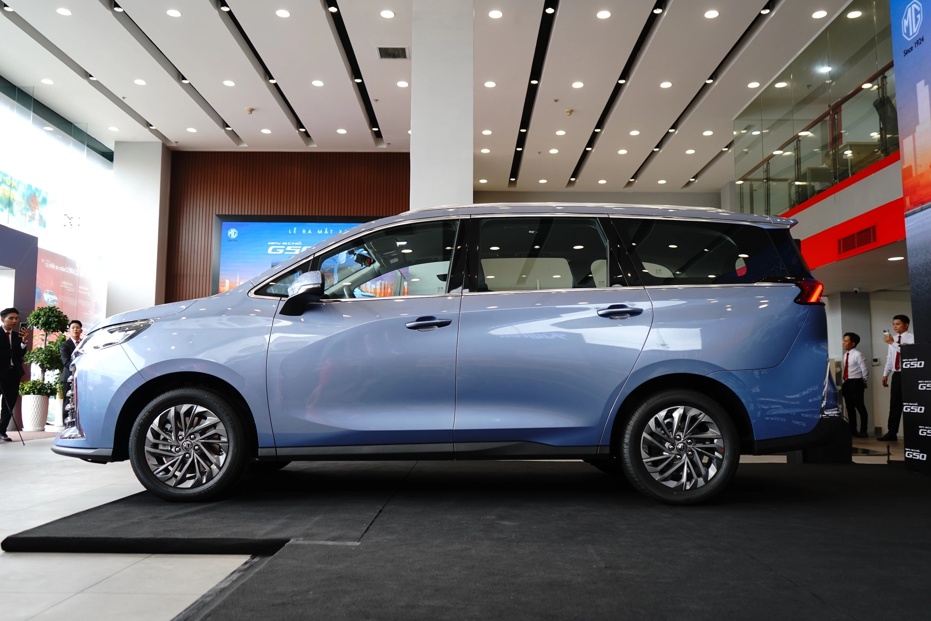 G50 c&oacute; k&iacute;ch thước d&agrave;i x rộng x cao l&agrave; 4.825 x 1.825 x 1.778 mm, trục 2.800 mm. Những th&ocirc;ng số n&agrave;y tương đồng với c&aacute;c mẫu MPV cỡ trung như Toyota Innova Cross, GAC M6 Pro.