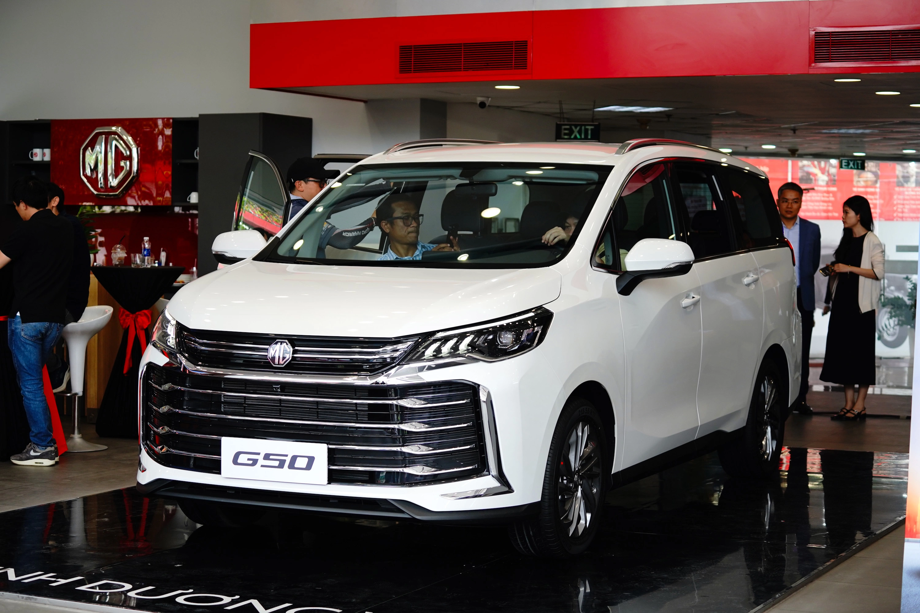 MG G50 b&aacute;n ra ba phi&ecirc;n bản, gồm 1.5 MT COM gi&aacute; 559 triệu, AT DEL 698 triệu v&agrave; AT LUX 749 triệu đồng.