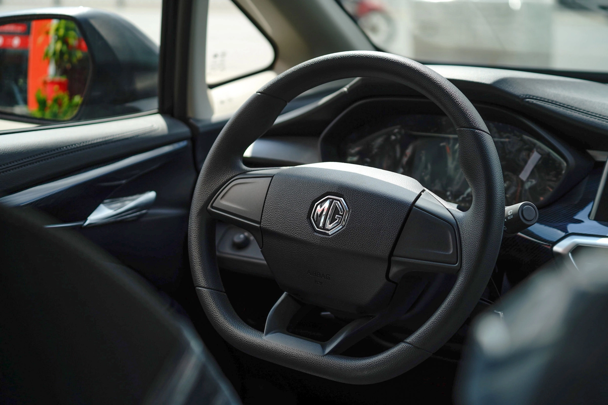 V&ocirc;-lăng ba chấu bọc da c&oacute; tr&ecirc;n hai bản cao. Mẫu xe của MG trang bị điều h&ograve;a tự động tr&ecirc;n bản cao nhất v&agrave; chỉnh bằng thao t&aacute;c cảm ứng.